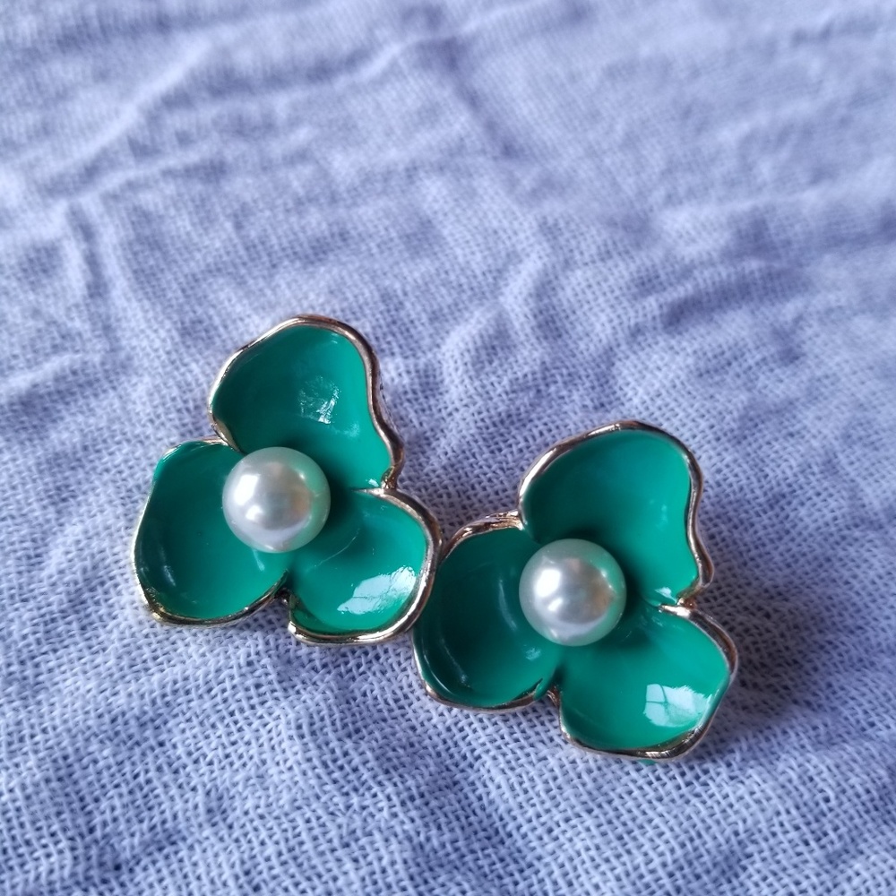 ⭐3/$10⭐Kitschy Green & Pearl Flower Studs